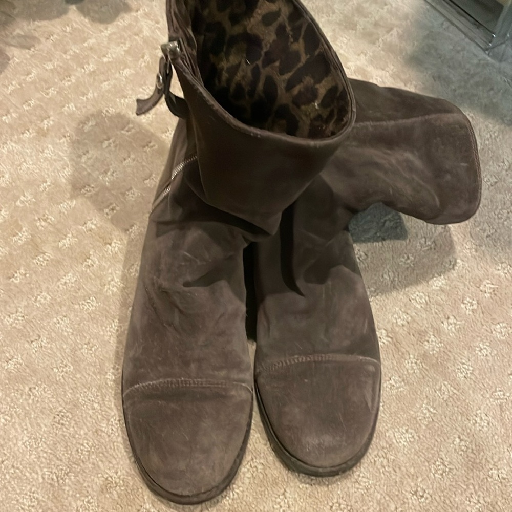 Stuart Weitzman size 8 women’s short suede boots